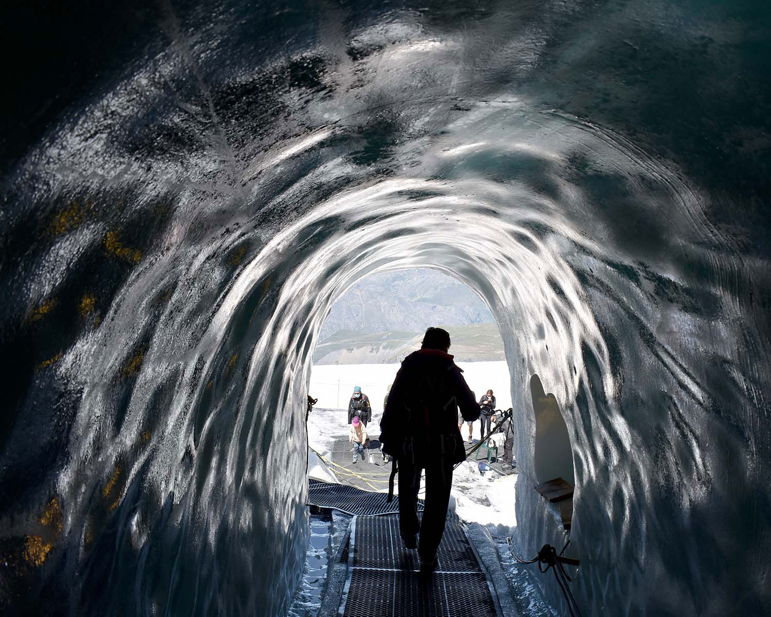 Entrée de la Grotte de glace des glaciers de la Meije