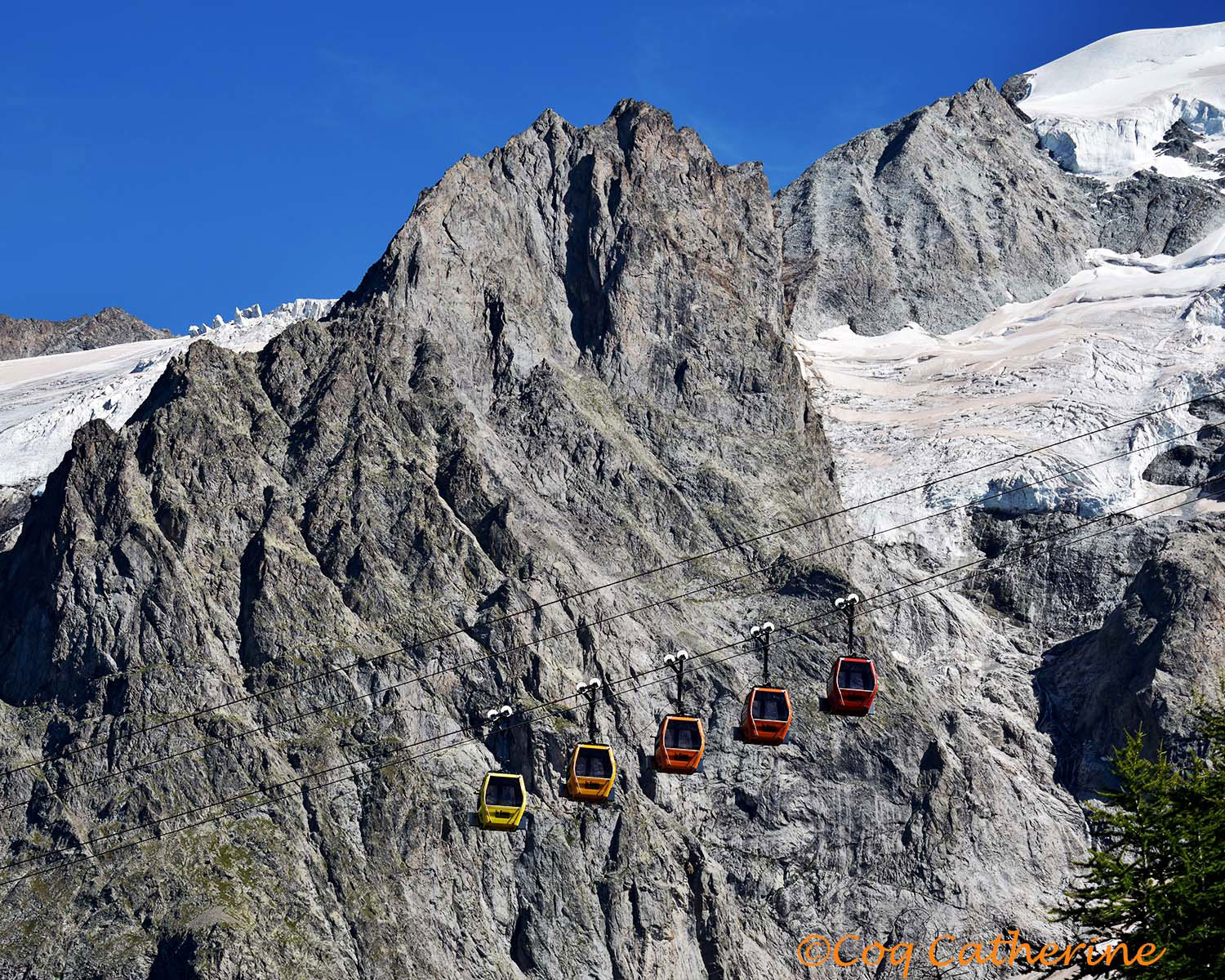 Haute montagne de la Meije avec le téléphérique et les glaciers